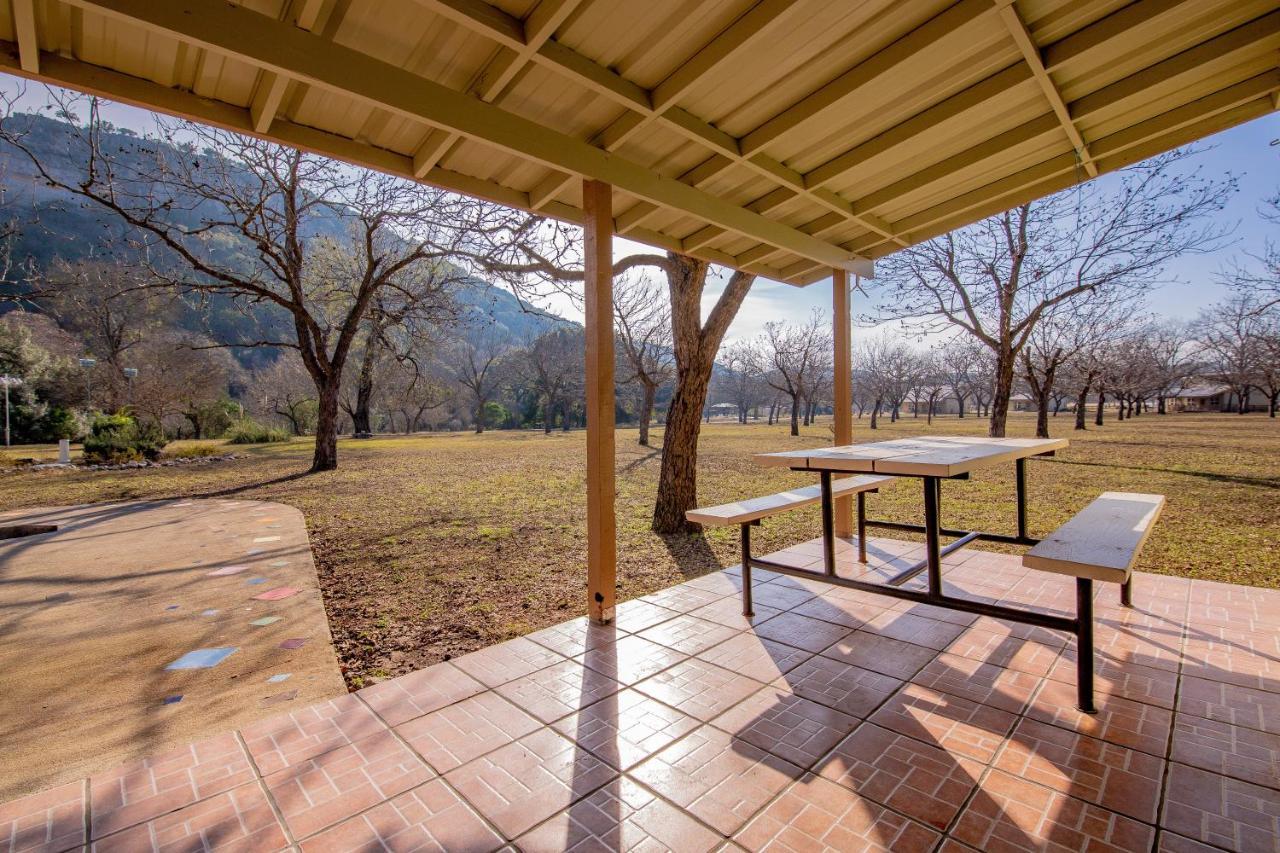 Seven Bluff Cabins Concan Esterno foto