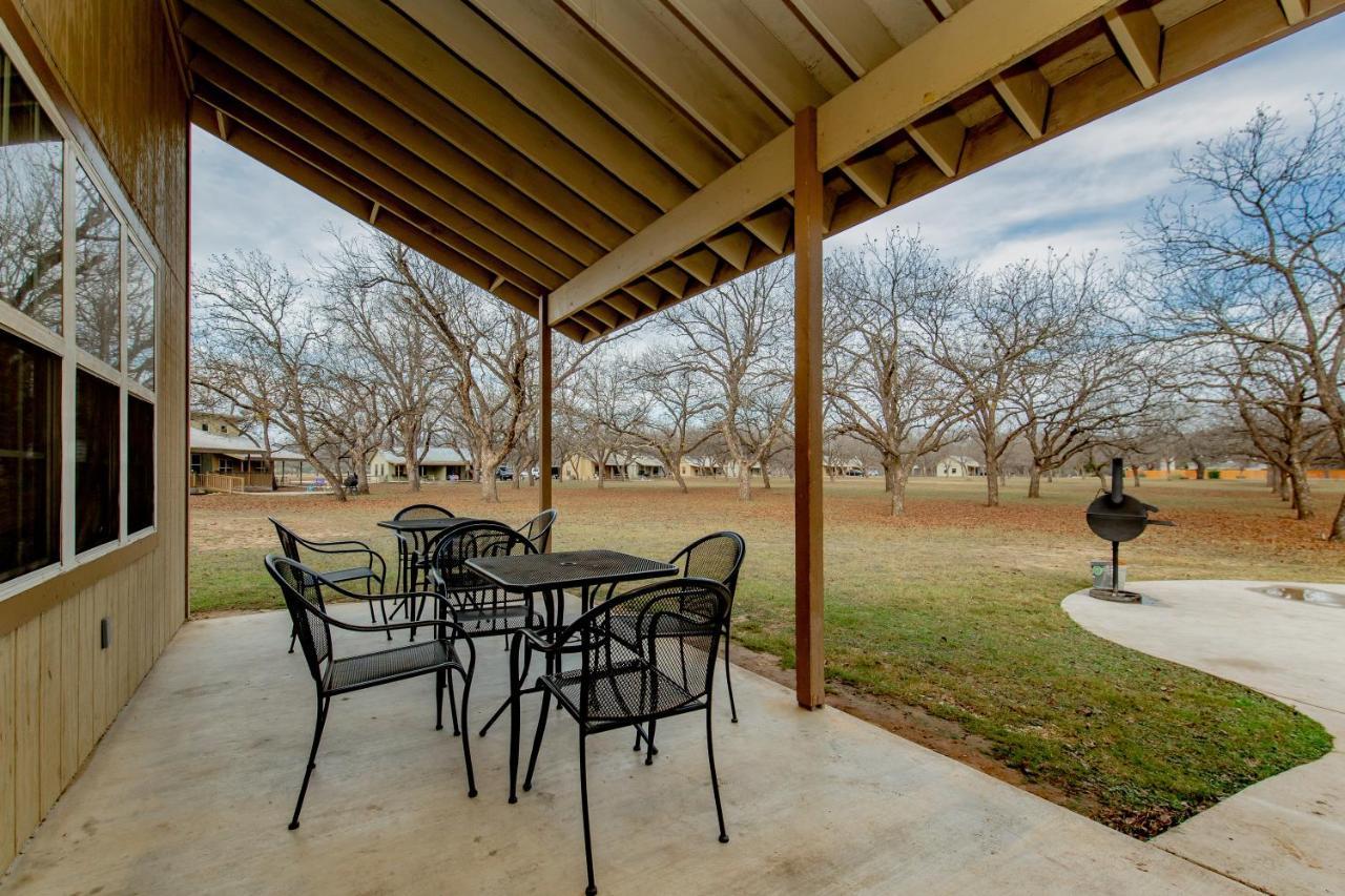 Seven Bluff Cabins Concan Esterno foto