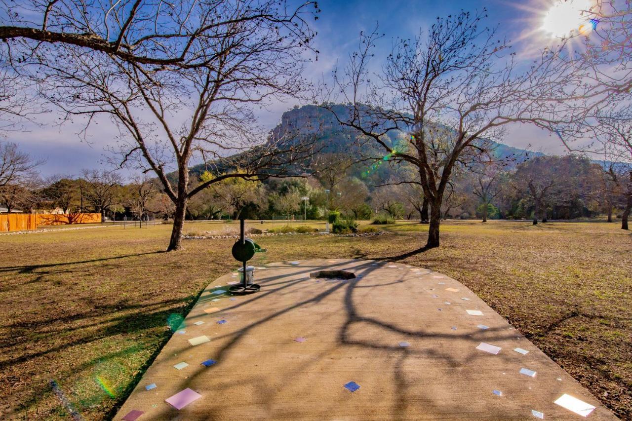 Seven Bluff Cabins Concan Esterno foto