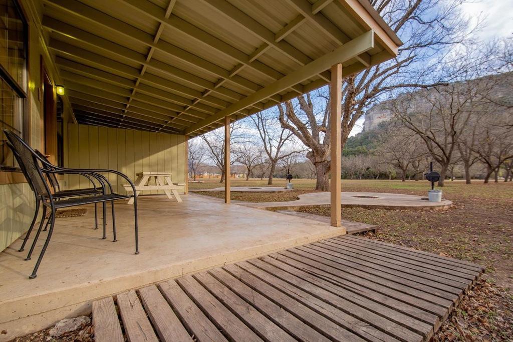 Seven Bluff Cabins Concan Esterno foto