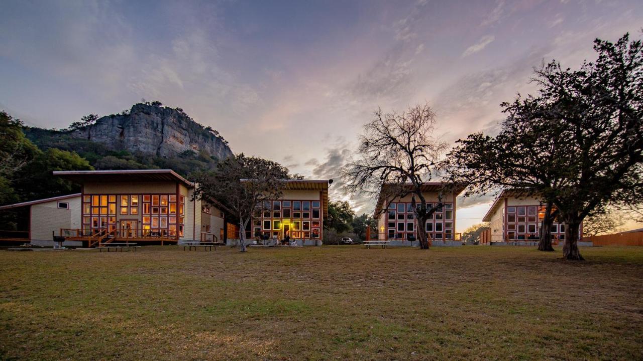Seven Bluff Cabins Concan Esterno foto