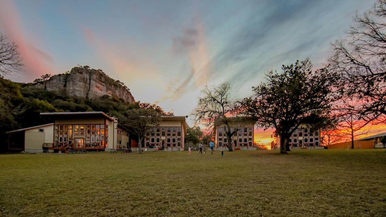 Seven Bluff Cabins Concan Esterno foto
