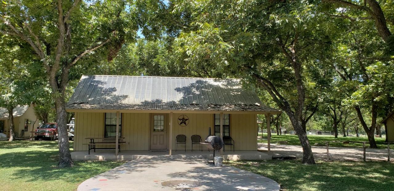 Seven Bluff Cabins Concan Esterno foto