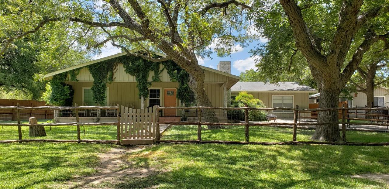 Seven Bluff Cabins Concan Esterno foto