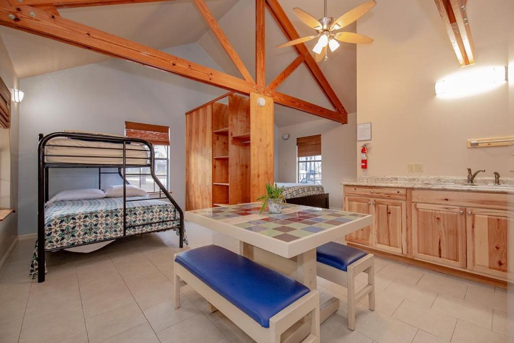 Seven Bluff Cabins Concan Esterno foto